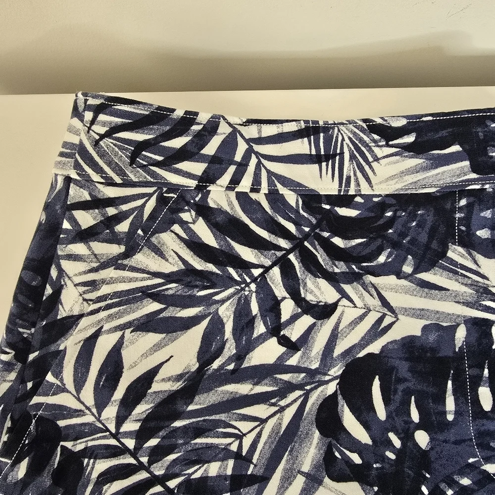Spanx On the Go Tropical Print Navy/White Twill Shorts Size XL Stretch Casual